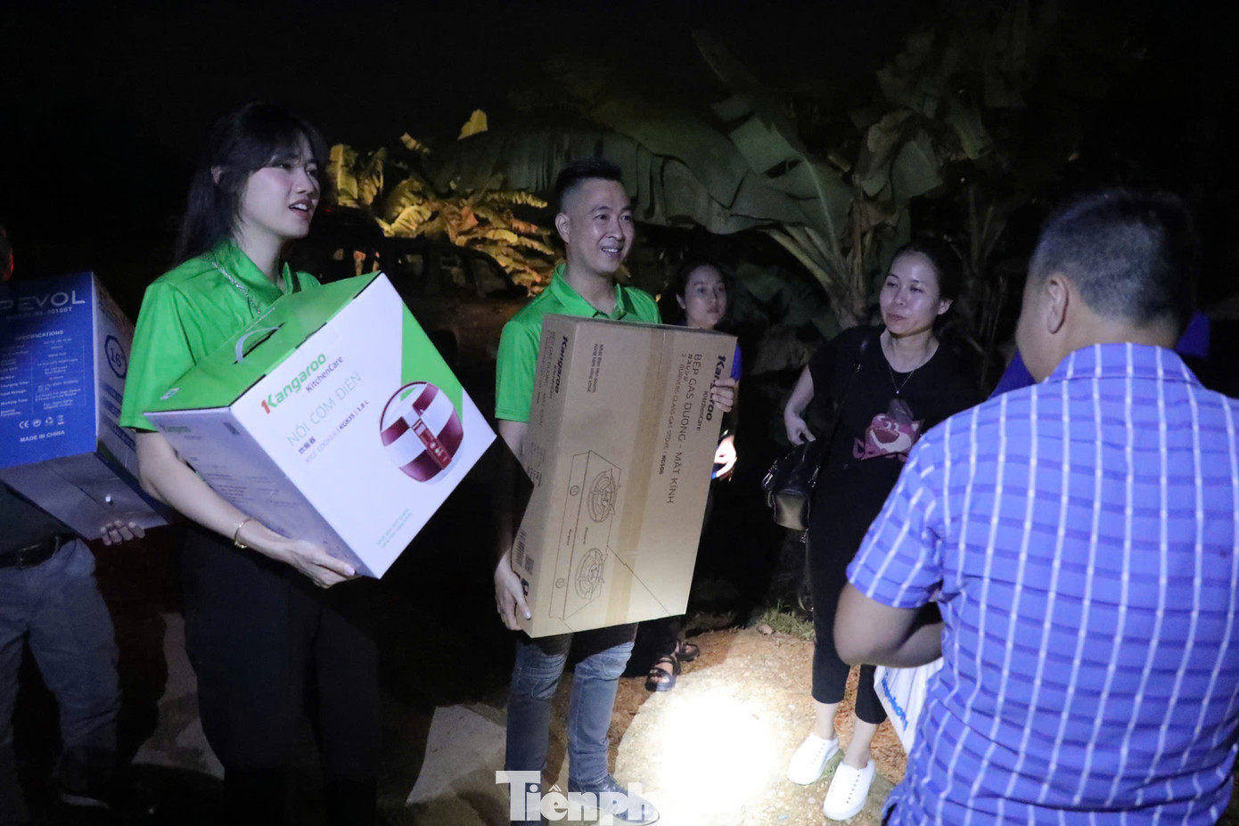 Tiếp tục, đoàn thiện nguyện di chuyển đến trường hợp thuộc hộ nghèo, bị ảnh hưởng nghiêm trọng sau cơn bão Yagi của anh Cù Huy Quyết (46 tuổi) tại thôn 6 xã Hòa Cuông, huyện Trấn Yên, Yên Bái.