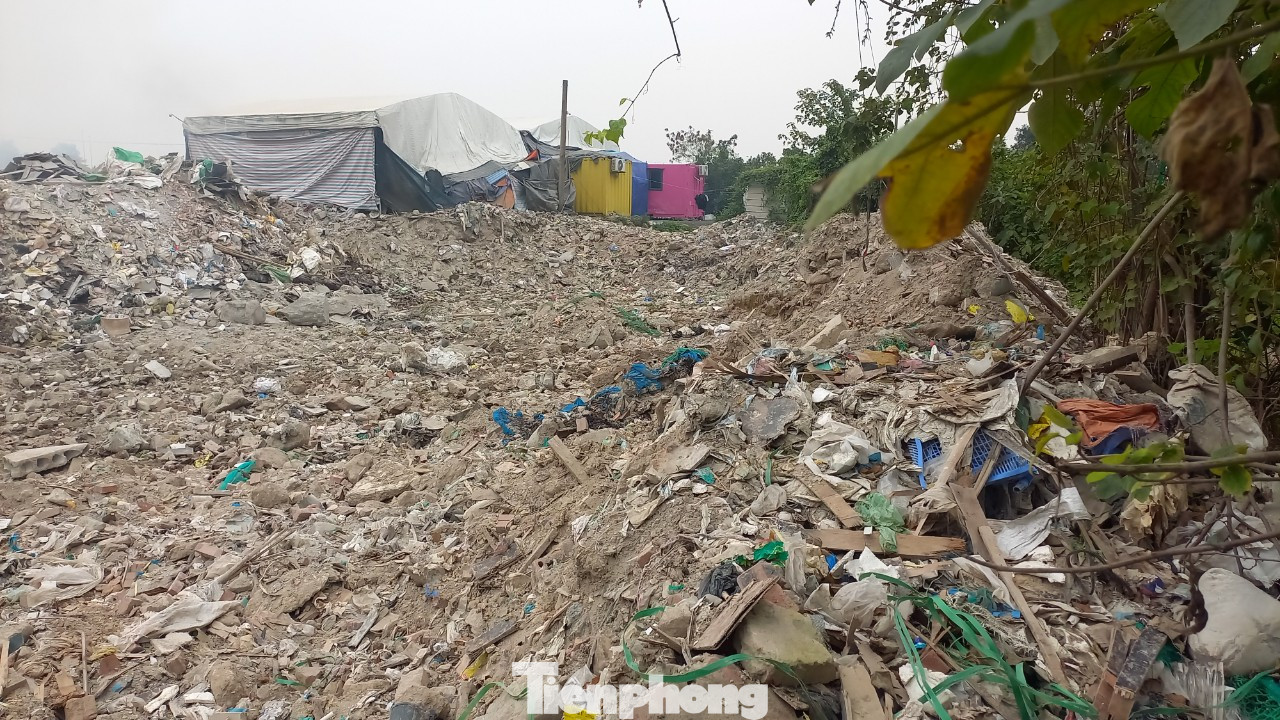 Bãi rác cao khoảng 2 mét, tập hợp đủ các phế liệu xây dựng, cả gỗ, nhựa... được gom về đây để đốt.