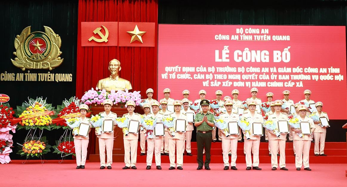 Thiếu tướng Nguyễn Đức Thuận - tân Giám đốc Công an tỉnh Tuyên Quang (sau sáp nhập) tặng hoa chúc mừng các đồng chí vừa được bổ nhiệm. Ảnh: Lý Thịnh.