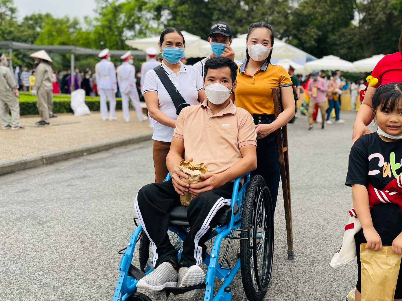 Gia đình chị Trần Thu Phương (32 tuổi, Phú Thọ) đã có mặt ở đây từ sớm, chia sẻ: &quot;Tranh thủ dịp nghỉ lễ, tôi cùng gia đình xuống thăm Lăng Bác; đây cũng là dịp để gia đình bày tỏ lòng biết ơn với vị Cha già của dân tộc&quot;.