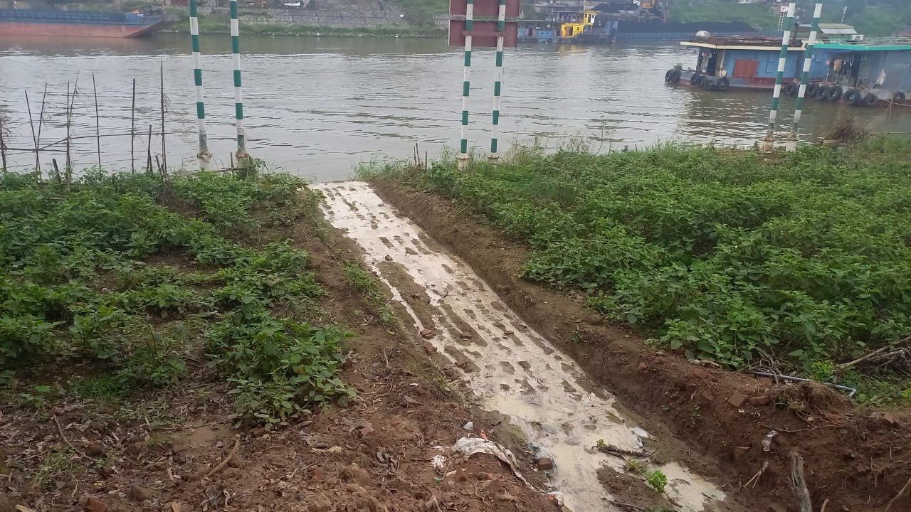 Bể này xây và tràn ra một rãnh bên cạnh chảy thẳng xuống sông Cầu.