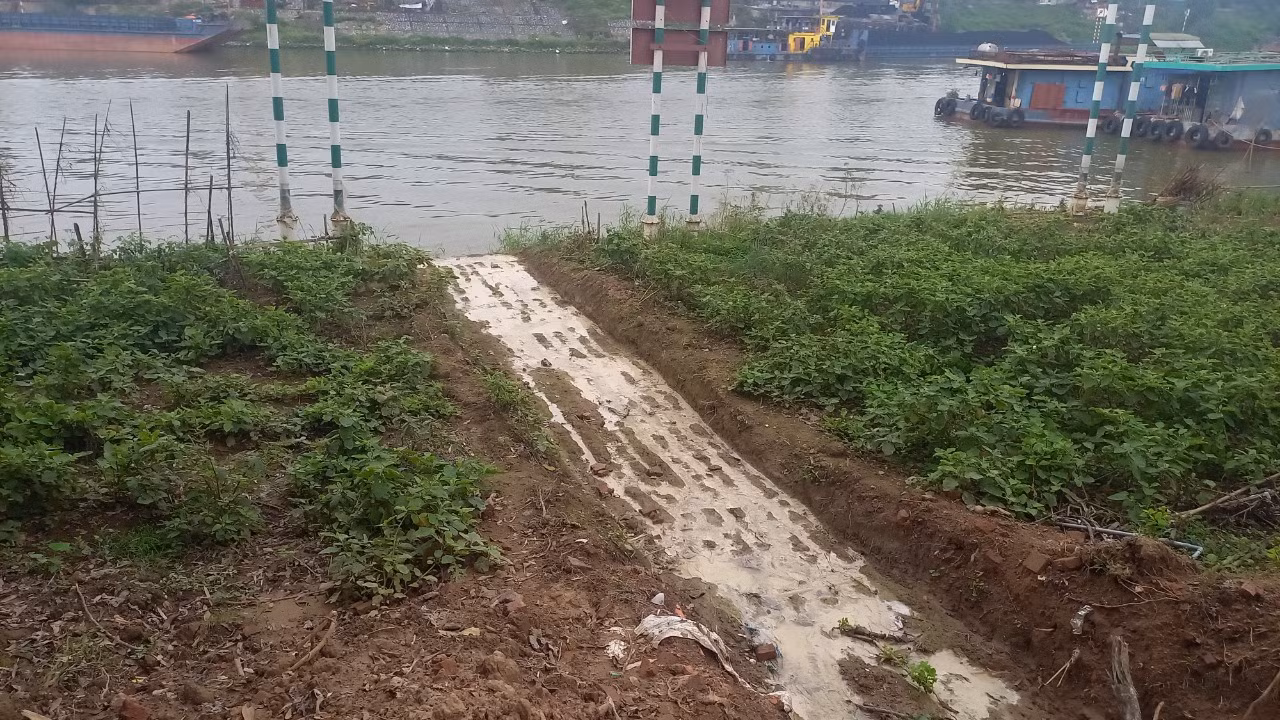 Bể này xây và tràn ra một rãnh bên cạnh chảy thẳng xuống sông Cầu.