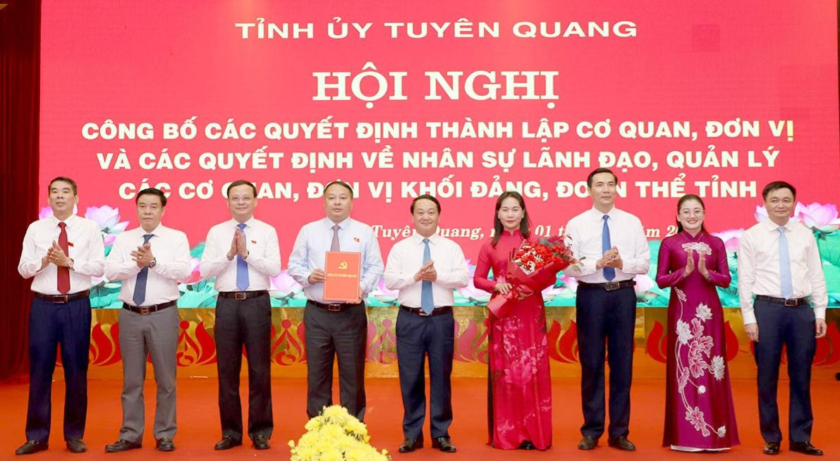 Bí thư Tỉnh ủy Tuyên Quang Hầu A Lềnh trao Quyết định và tặng hoa chúc mừng Đảng ủy UBND tỉnh. Ảnh: Lý Thu