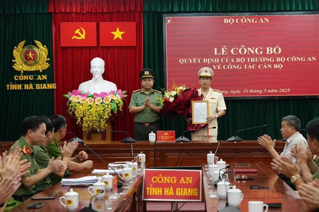 Giám đốc Công an tỉnh Hà Giang Nguyễn Đức Thuận trao quyết định và tặng hoa chúc mừng đại tá Lục Thế Hưng. Ảnh: Công an tỉnh Hà Giang