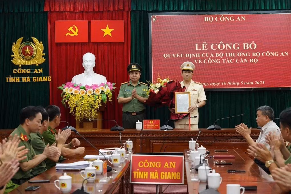 Giám đốc Công an tỉnh Hà Giang Nguyễn Đức Thuận trao quyết định và tặng hoa chúc mừng đại tá Lục Thế Hưng. Ảnh: Công an tỉnh Hà Giang Giám đốc Công an tỉnh Hà Giang Nguyễn Đức Thuận trao quyết định và tặng hoa chúc mừng đại tá Lục Thế Hưng. Ảnh: Công an tỉnh Hà Giang