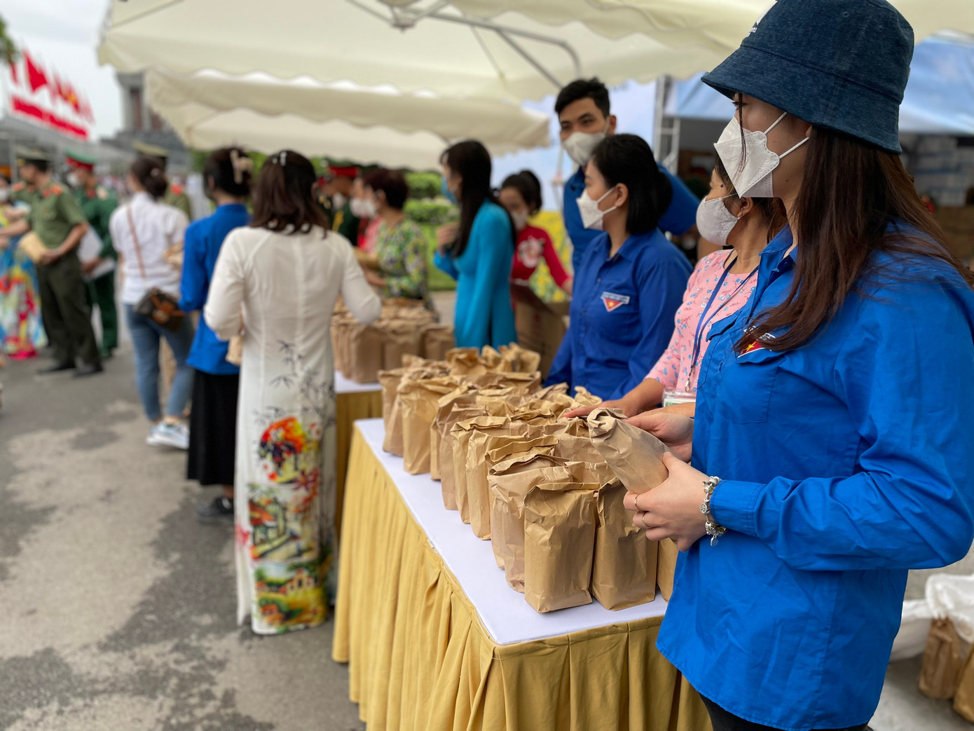 Ban quản lý Lăng Chủ tịch Hồ Chí Minh dành tặng bánh ngọt, nước miễn phí để phục vụ du khách trong dịp này.