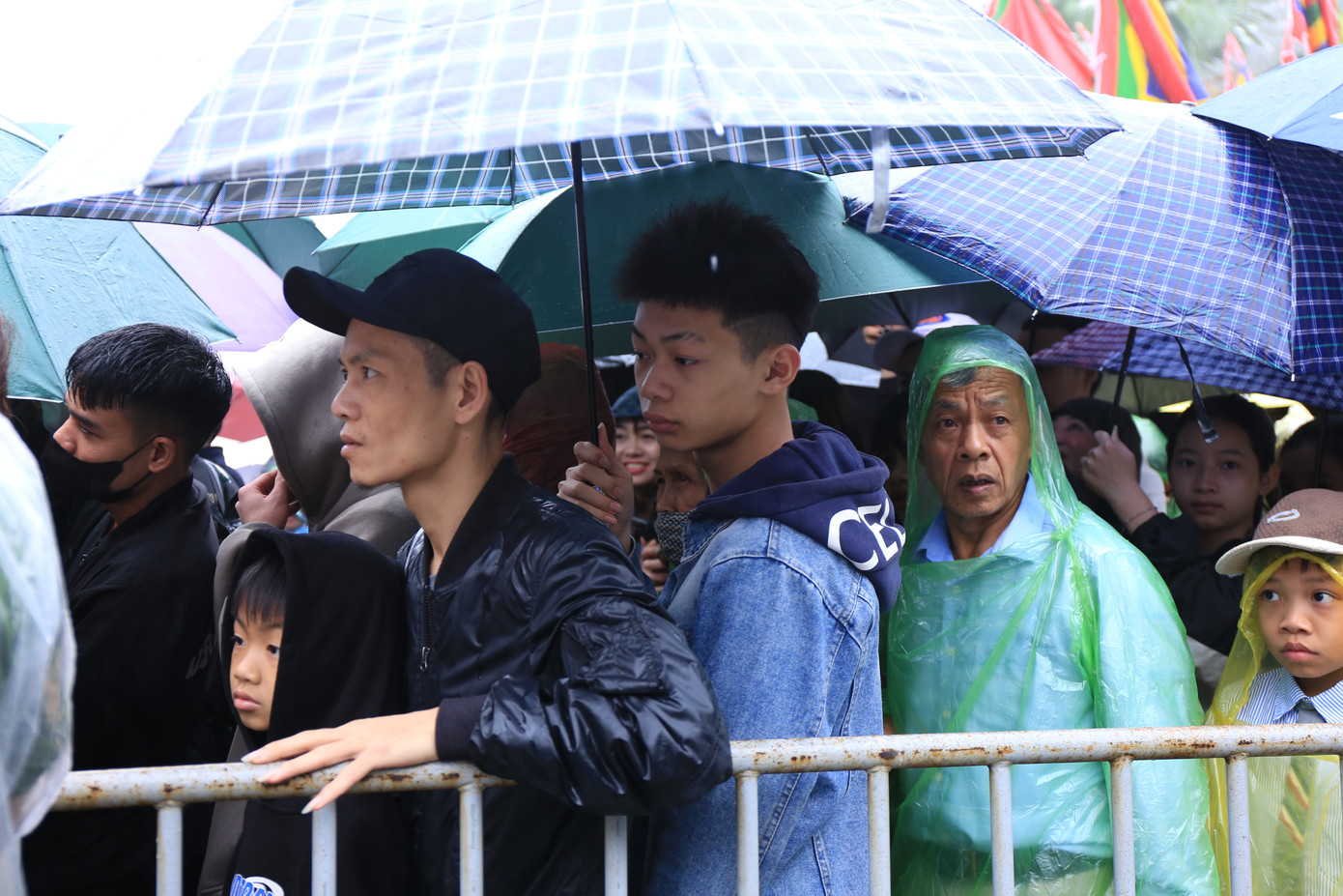 Nhiều người dân đến từ sáng sớm, xếp thành hàng dài để chờ vào dâng hương, ngay sau Nghi Lễ dâng hương của lãnh đạo Đảng, Nhà nước.