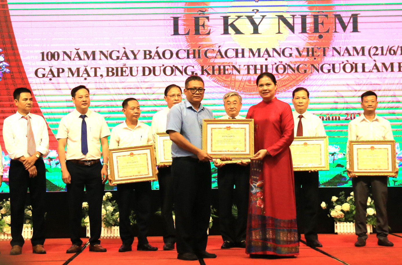 Đại diện báo Tiền Phong nhận bằng khen của UBND tỉnh Tuyên Quang.