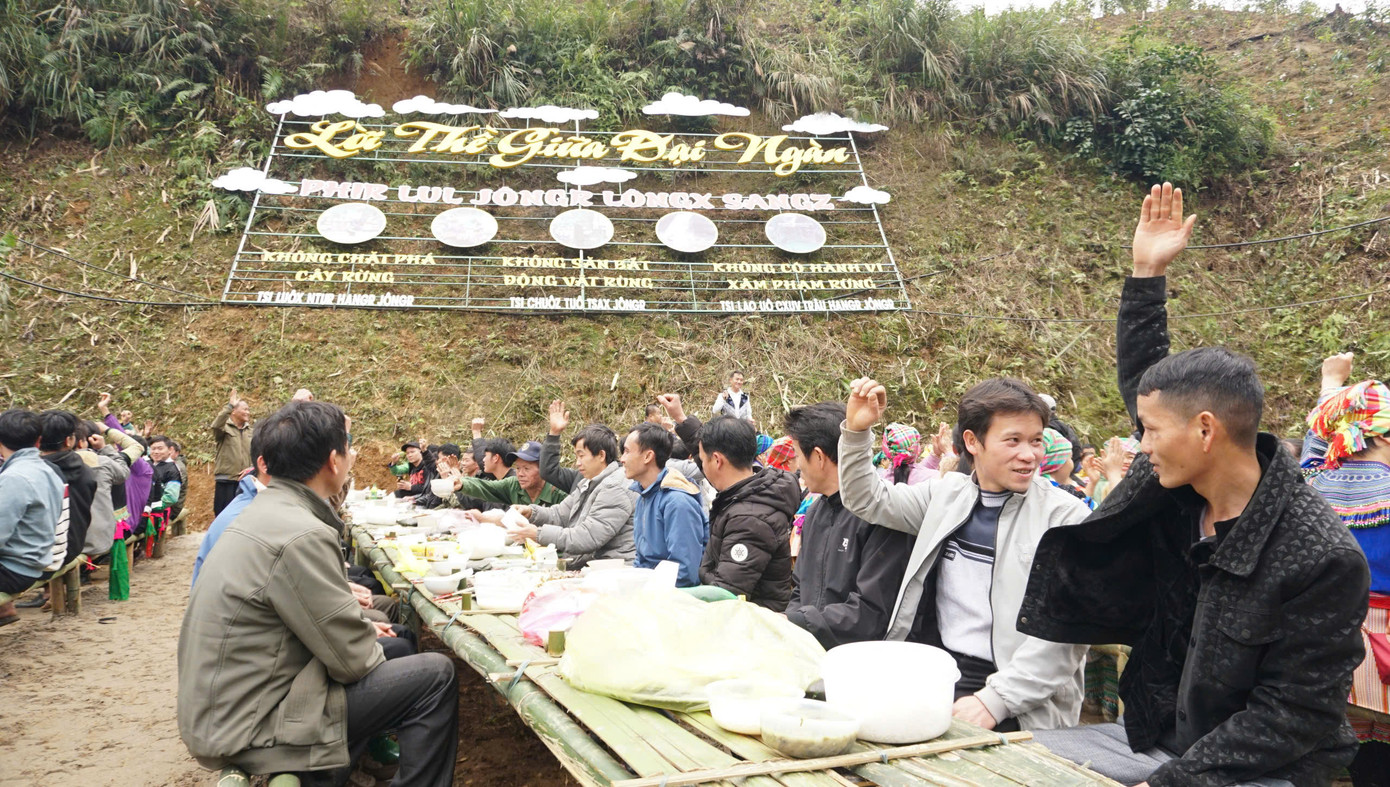 Sau phần lễ giữa khu rừng thiêng, người dân tập trung tại khu đất trống ở trung tâm thôn để làm lễ cúng chín. Tại đây, đồng bào Mông thực hiện lời thề giữa đại ngàn, trưởng thôn và các thành viên lập ra tổ tự quản bảo vệ rừng cho năm mới. Sau đó, bà con tổ chức ăn Tết.