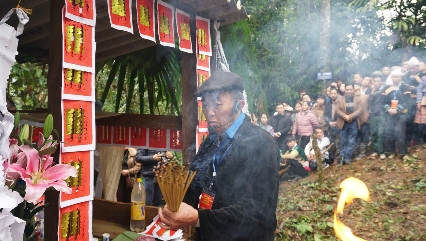 Thầy cúng Giàng A Sềnh thực hiện nghi lễ cúng, khấn mời Thần Rừng về hưởng lễ vật, phù hộ, che chở, ban lộc rừng cho người dân trong xã, cầu cho mưa thuận gió hòa, cây cối tốt tươi, mùa màng bội thu…