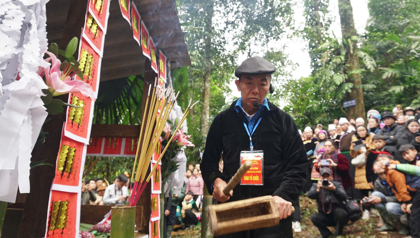 Đối với người Mông Nà Hẩu, rừng như nguồn sống, là mái nhà che chở, chỗ dựa tinh thần của cả cộng đồng, rừng giúp dân bản tránh gió, lũ ống, lũ quét và cho dân bản sản vật để ăn, nguồn nước để uống, tưới tiêu cho đồng ruộng.