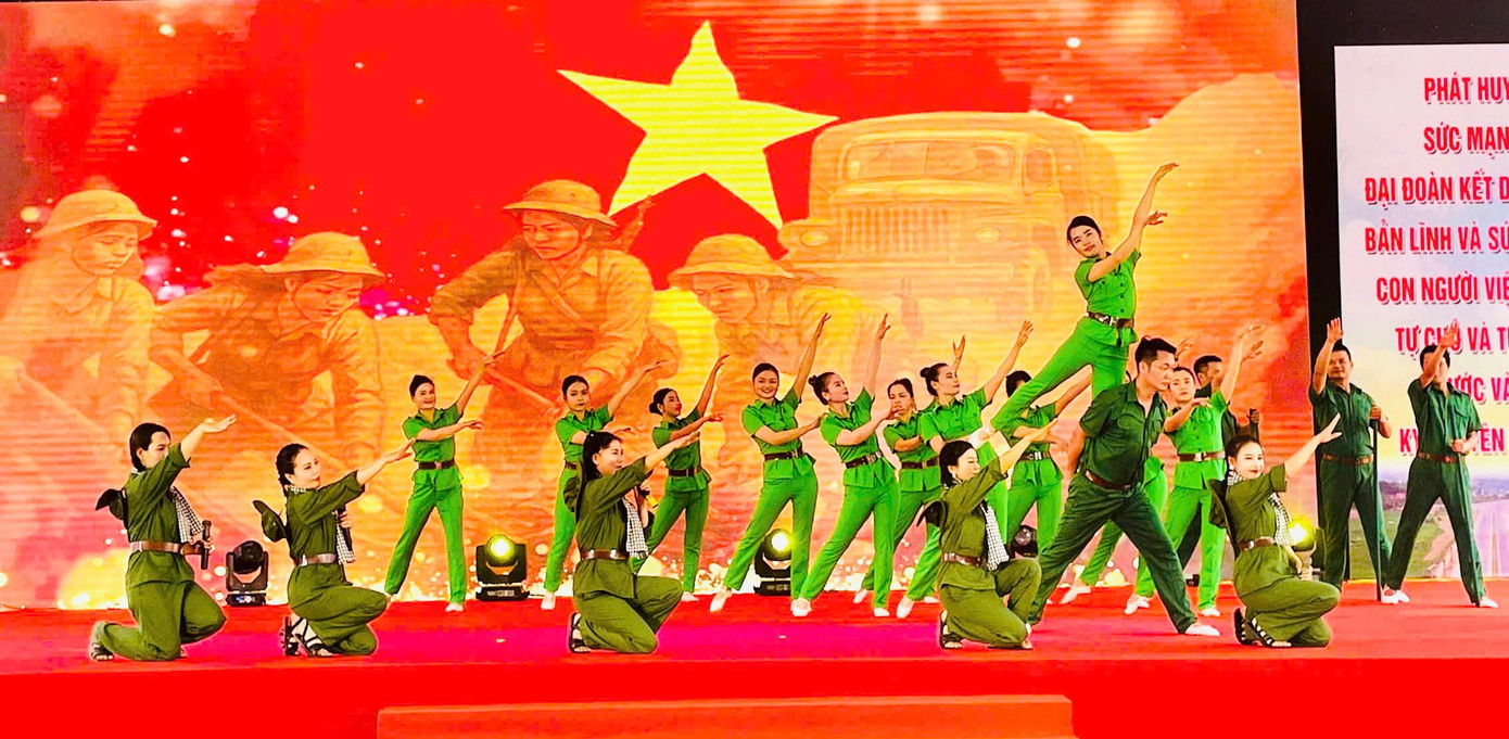 Chương trình nghệ thuật đặc biệt với chủ đề "Yên Bái - Bản hùng ca hòa cùng non sông thống nhất" sẽ được tổ chức tại quảng trường 19/8 (TP. Yên Bái, tỉnh Yên Bái) vào 20h, ngày 27/4.