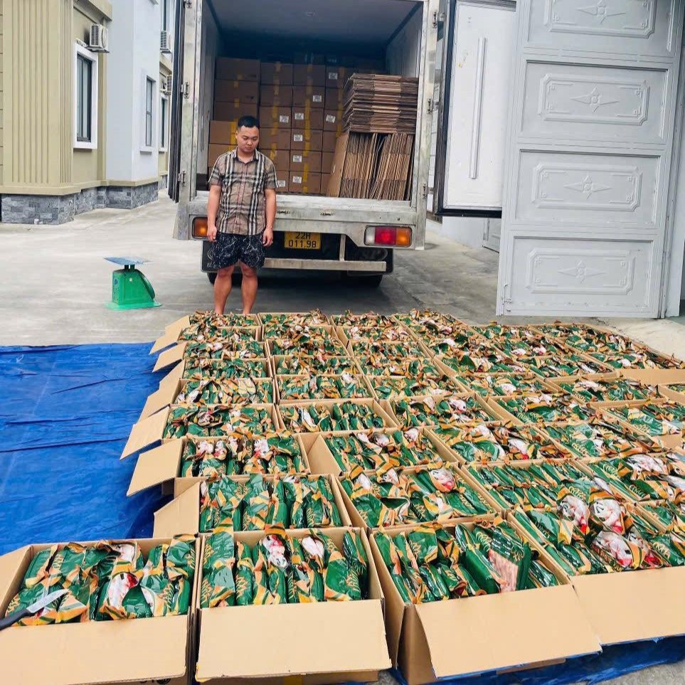 Số chân gà rút xương bị thu giữ Số chân gà rút xương bị thu giữ