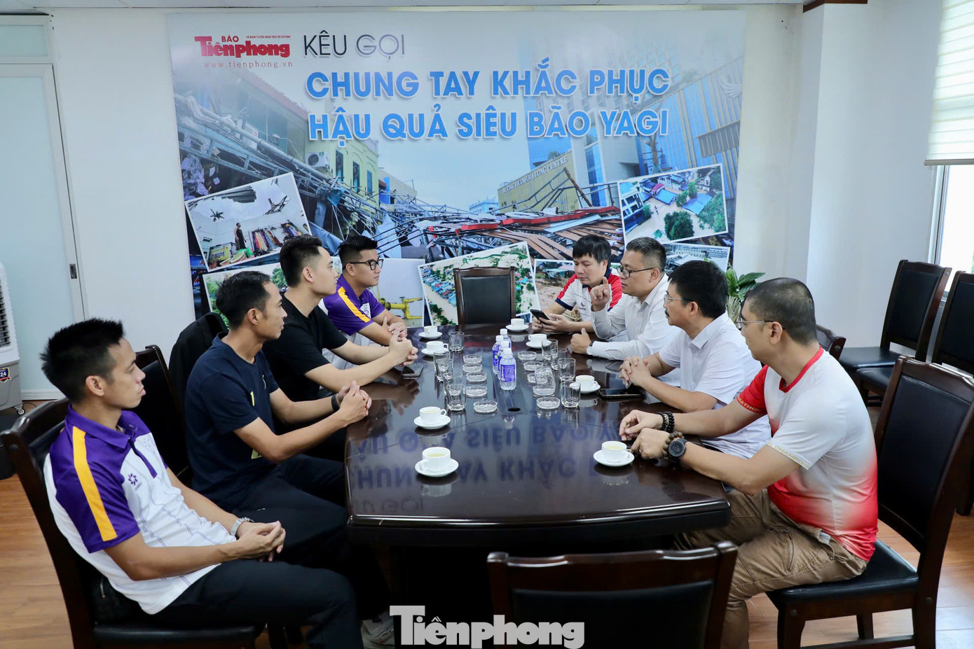 Ngày 17/9, đại diện CLB bóng đá Hà Nội đã đến trao 200 triệu đồng của tập thể CLB, các nhà tài trợ và cổ động viên ủng hộ ủng hộ đồng bào thông qua báo Tiền Phong.