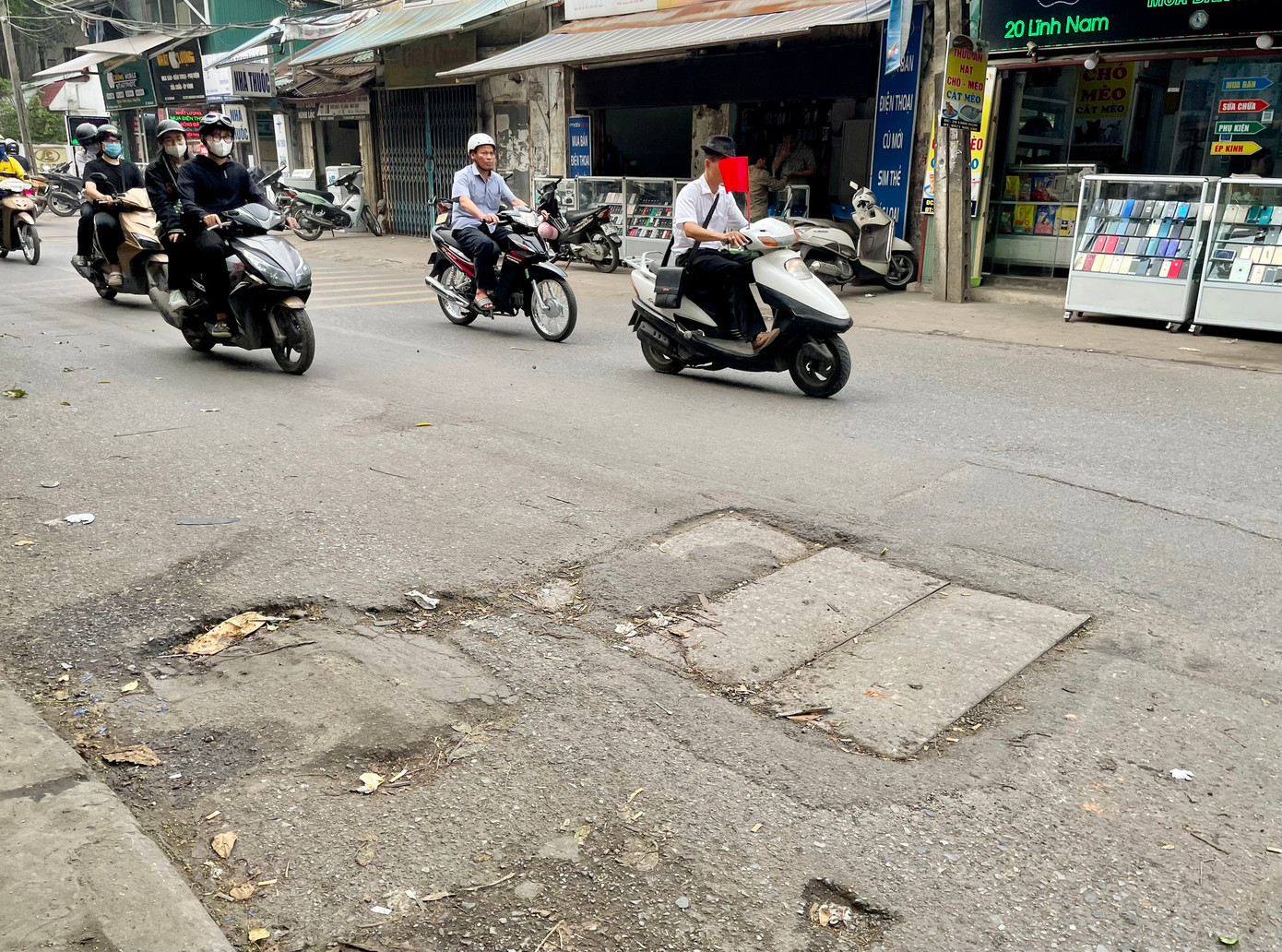 Chị Đỗ Ngọc Huyền, (27 tuổi) cho biết, trước đây đoạn mấp cao, thành "sắc lẻm" gây nguy hiểm, đã có người dân phải dùng xà beng để vạt bớt đi. Đoạn đường này có rất nhiều phương tiện đi qua, không chỉ riêng người dân ở Lĩnh Nam, mà còn tập trung nhiều trường học, công ty.