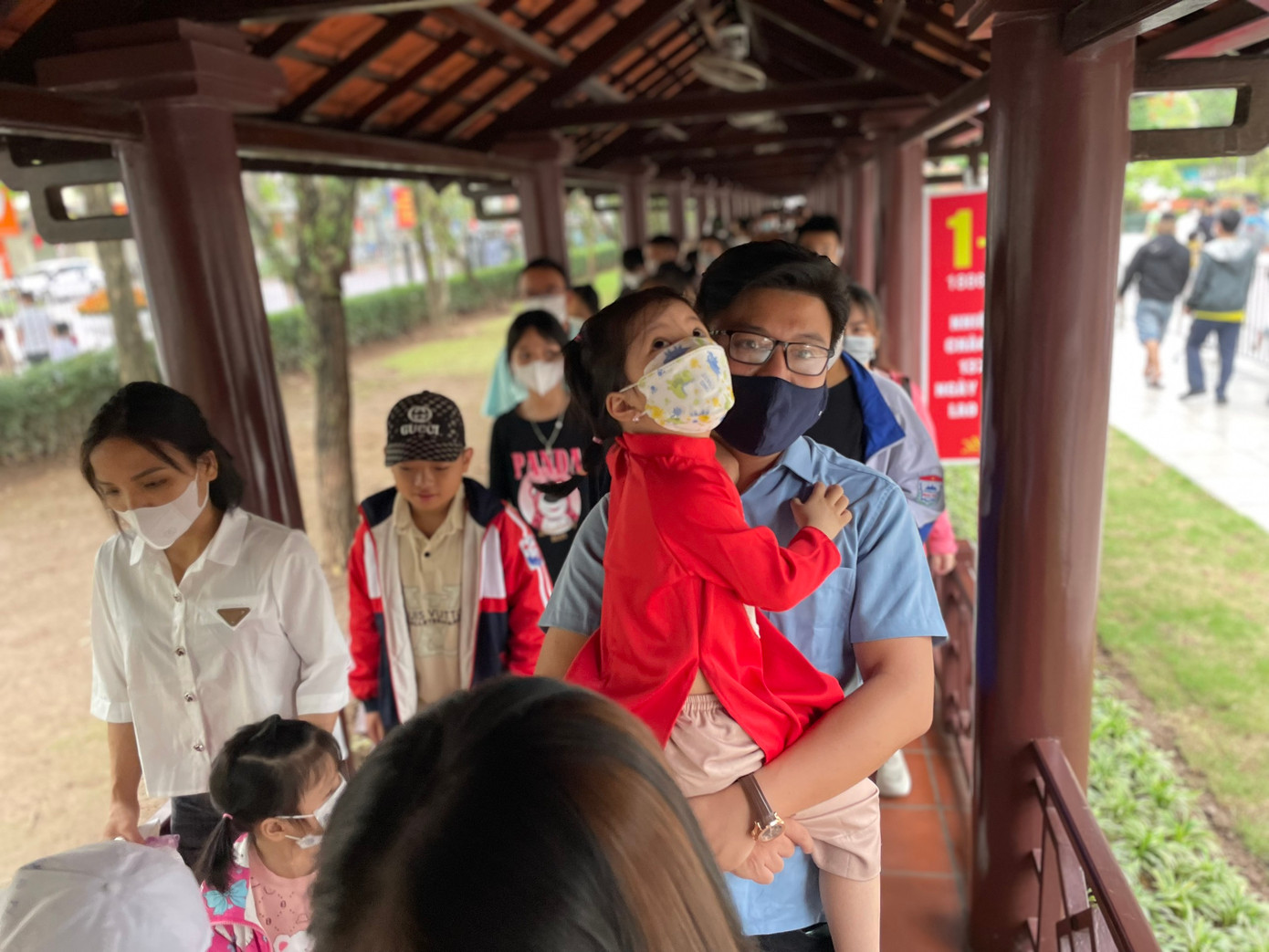 Nhiều gia đình đưa theo trẻ nhỏ để các cháu hiểu về lịch sử đất nước và cuộc đời, sự nghiệp của Chủ tịch Hồ Chí Minh.