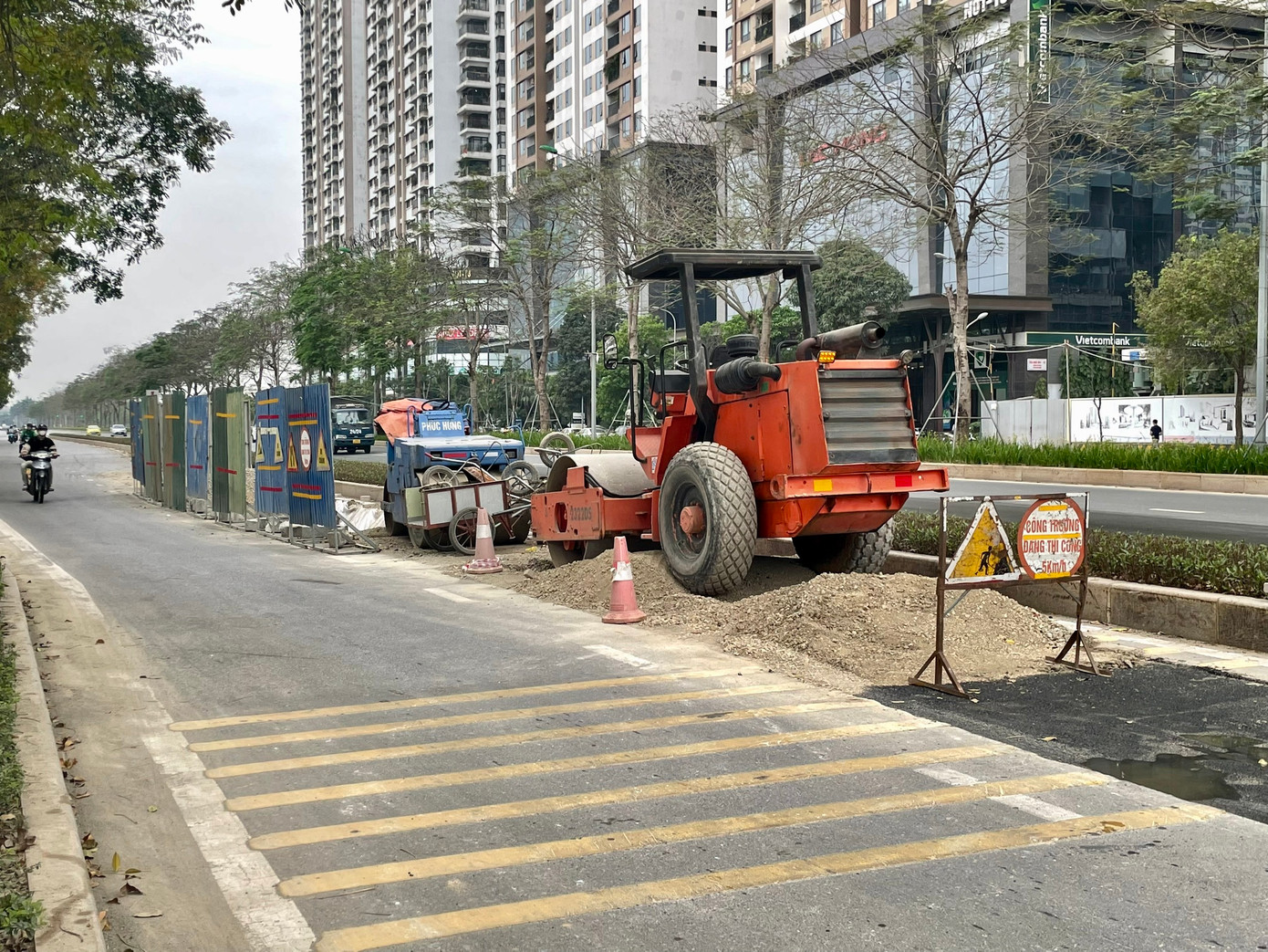 Tại đây, một công trường đang đào bới ngay trên đoạn mặt đường mới hoàn thành.