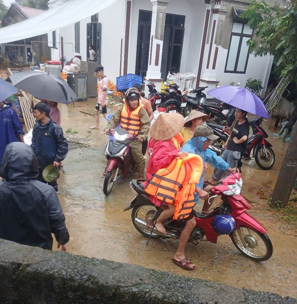 Ông Đoàn Văn Nhưỡng, Chủ tịch UBND xã Bản Giang, cho biết: “Hiện trời vẫn mưa rất to, các lực lượng tại chỗ đang triển khai cứu hộ, di dời tài sản và hỗ trợ đưa người dân đến nơi an toàn.”