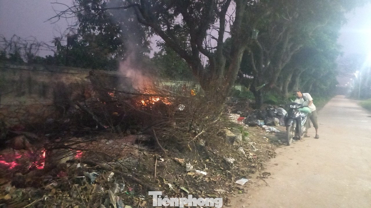 Quanh khu Học viện Nông Nghiệp Việt Nam (TT Trâu Quỳ, H.Gia Lâm, Hà Nội) với bán kính chừng 1 cây số, nhiều bãi rác luôn đỏ lửa...