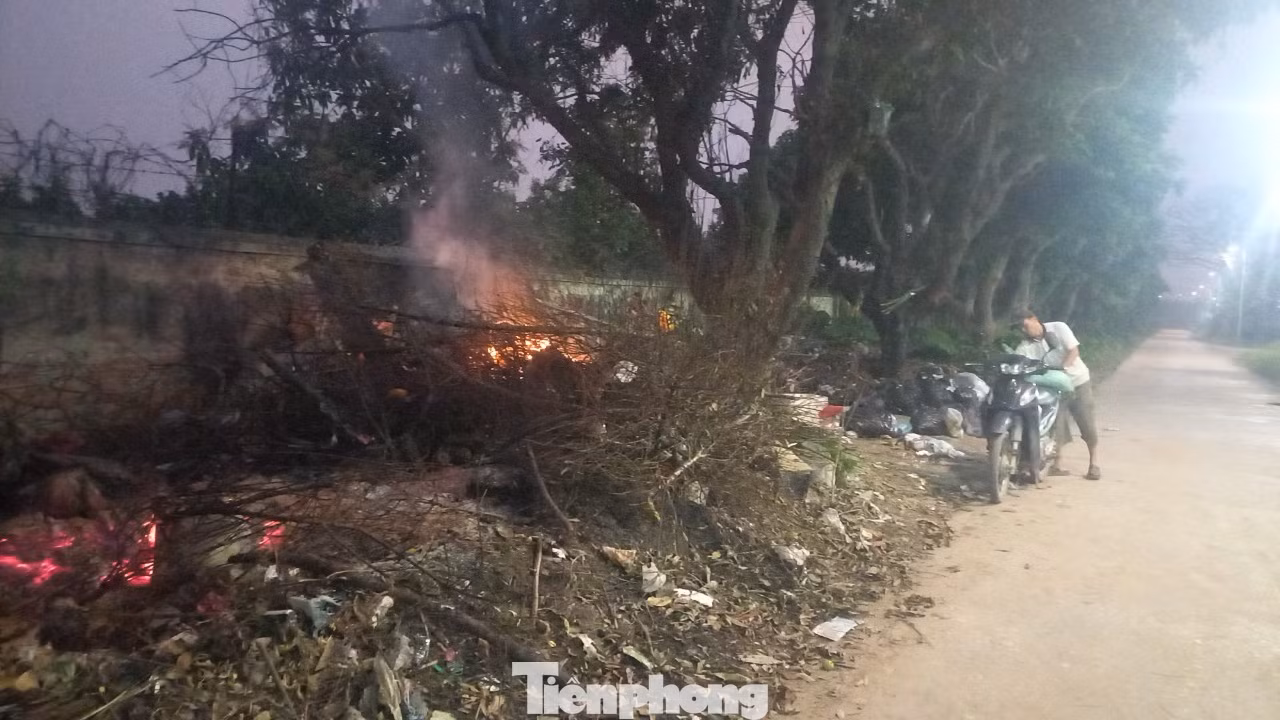 Quanh khu Học viện Nông Nghiệp Việt Nam (TT Trâu Quỳ, H.Gia Lâm, Hà Nội) với bán kính chừng 1 cây số, nhiều bãi rác luôn đỏ lửa...