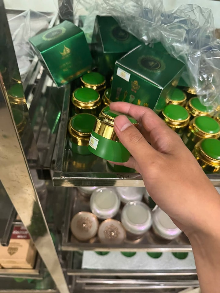 Nhiều sản phẩm là dầu gội, sữa tắm, mỹ phẩm... Nhiều sản phẩm là dầu gội, sữa tắm, mỹ phẩm...