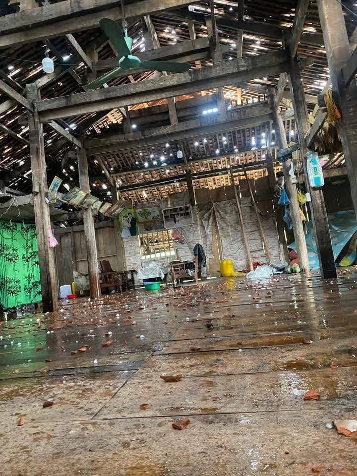 Mưa đá xảy ra tại Mèo Vạc, Hà Giang khiến nhiều mái nhà bị thủng. Ảnh: NDCC.