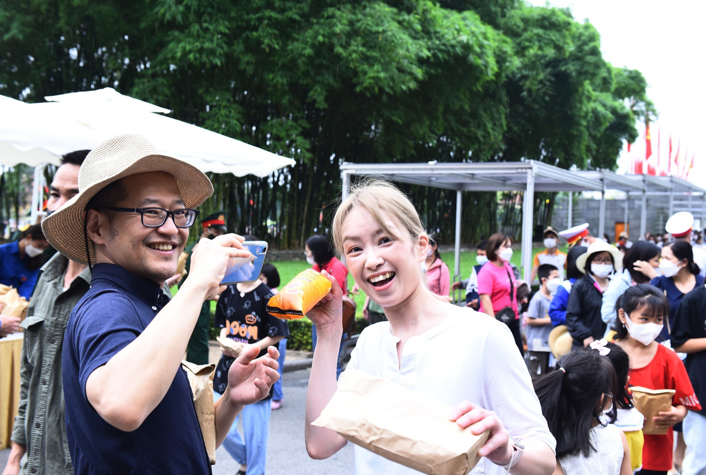 Du khách người nước ngoài thích thú khi nhận được món quà nhỏ nhưng ý nghĩa này.