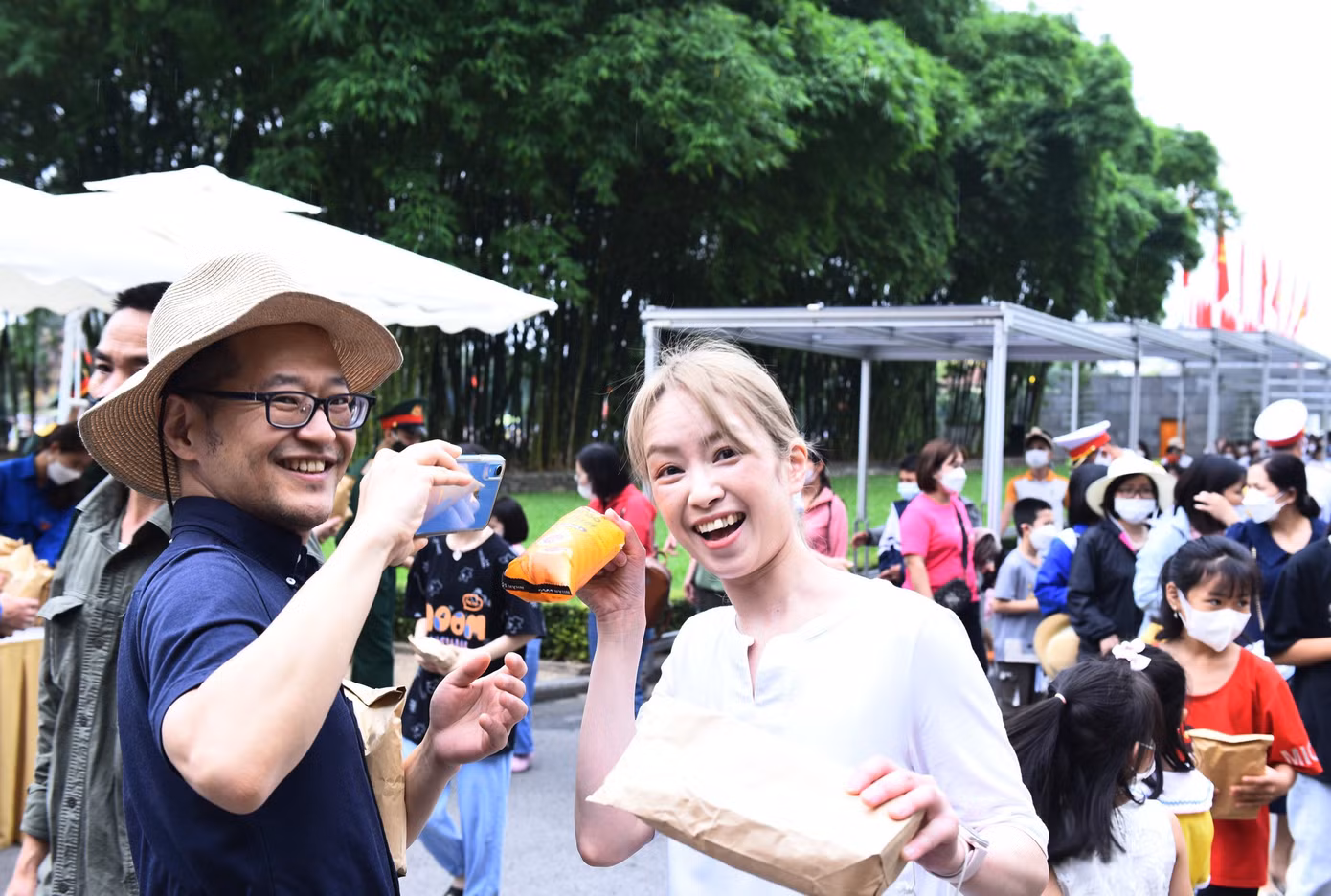 Du khách người nước ngoài thích thú khi nhận được món quà nhỏ nhưng ý nghĩa này.