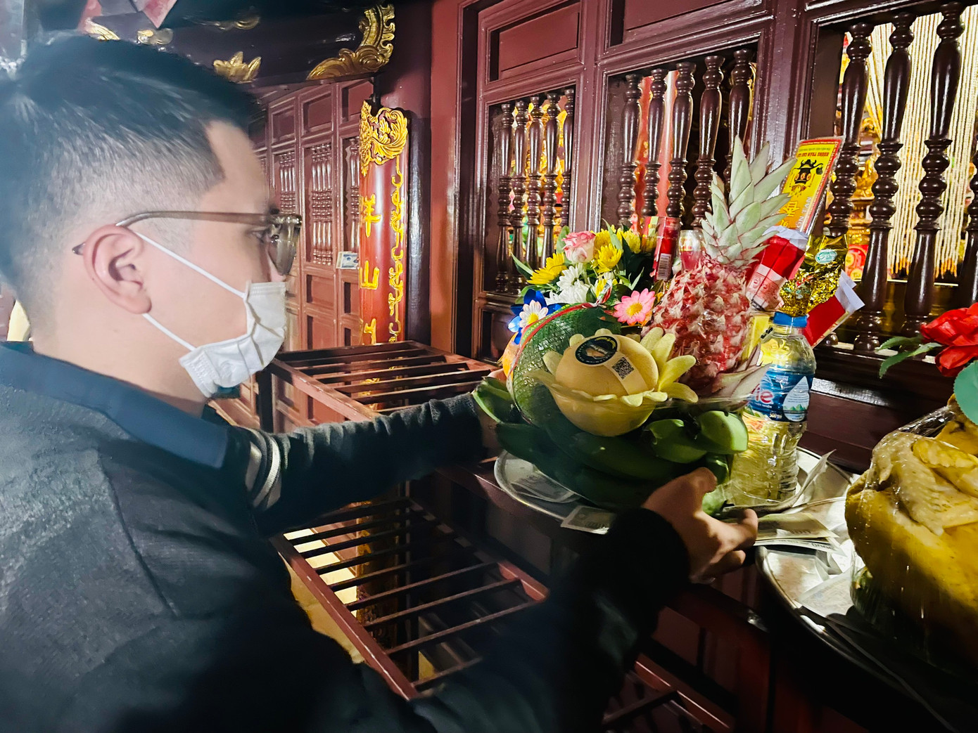 Đi đền Cửa Ông, dâng lễ và khấn bái trong, sau đêm giao thừa và ngày đầu năm mới là thói quen của nhiều người dân Cẩm Phả, Quảng Ninh.