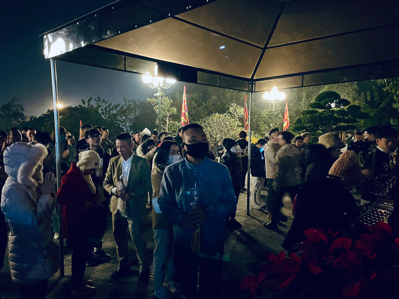 Người dân Quảng Ninh đến đền Cửa Ông ngay giao thừa, đông nhất vào khoảng 1h đến 3h đêm.