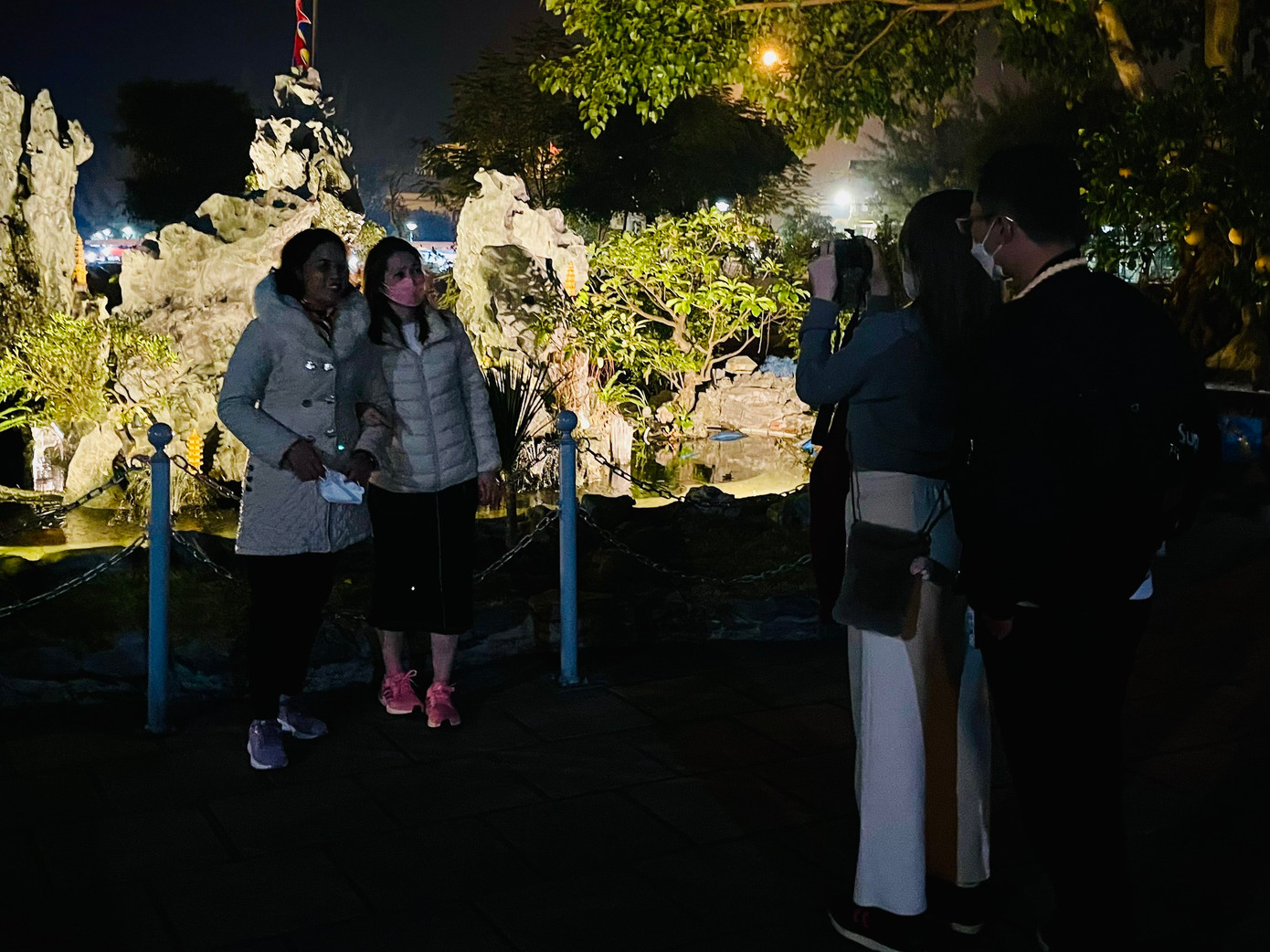 Một vài người lưu lại những khoảnh khắc, khung cảnh đẹp đầu tiên của năm mới.