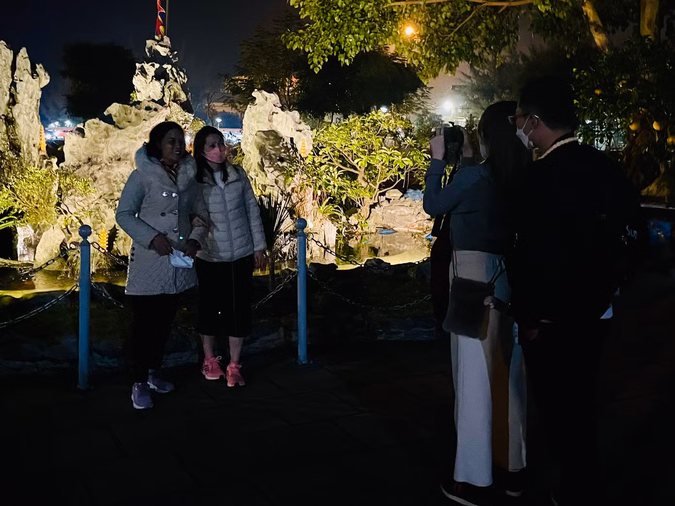 Một vài người lưu lại những khoảnh khắc, khung cảnh đẹp đầu tiên của năm mới.