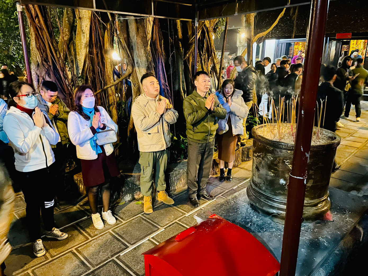 Anh Phạm Công Tuấn, 29 tuổi, Cẩm Phả, Quảng Ninh cho biết: "Năm nào tôi cũng đến đền sau giao thừa. Đây là lúc tôi cảm tạ những điều tốt đẹp trong năm cũ và hy vọng về những điều tốt đẹp trong năm mới."