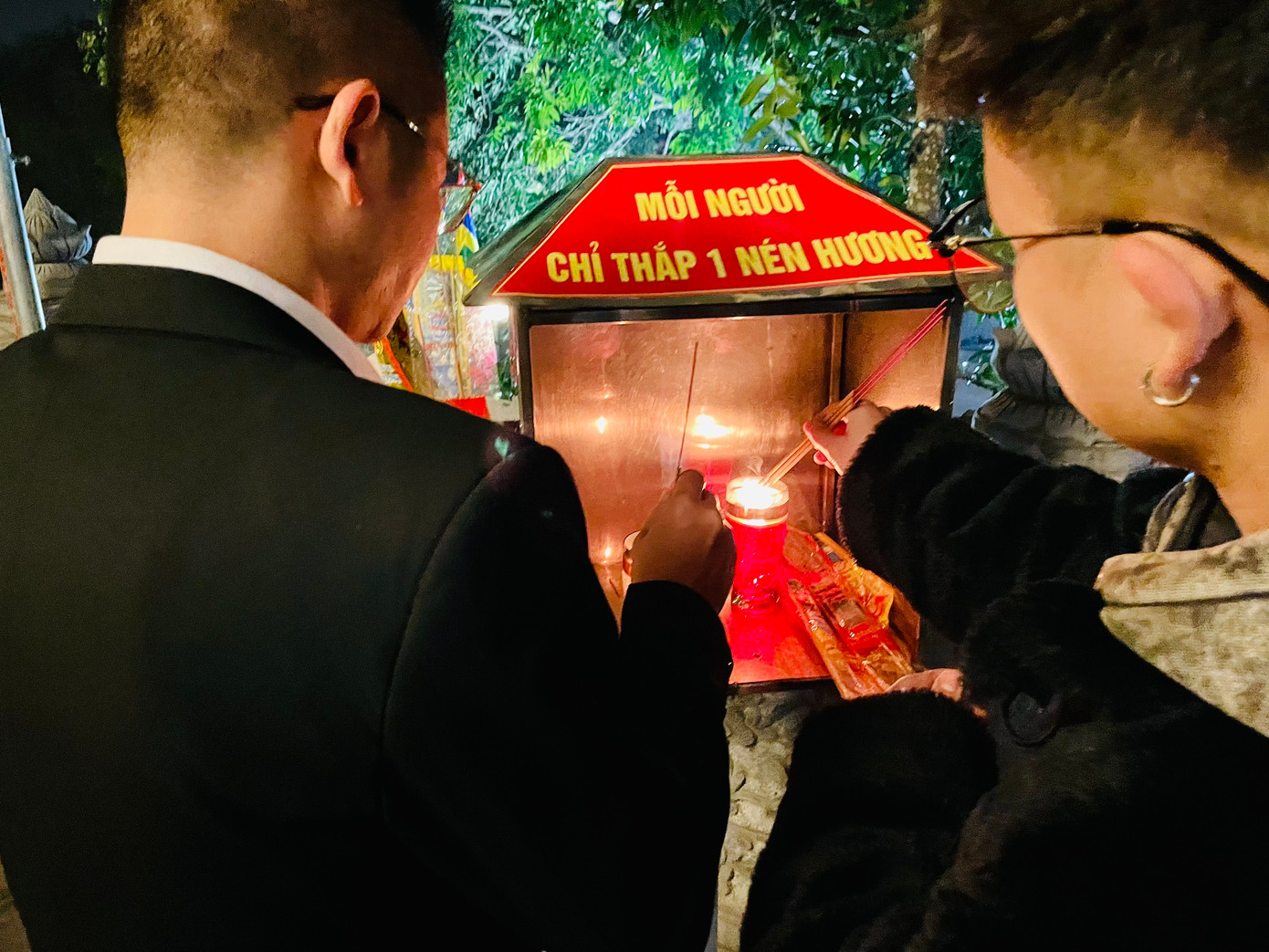 Lượng người đến đền rất đông, nên đền quy định, mỗi người chỉ thắp một nén hương.