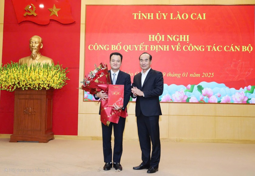 Ông Vũ Xuân Cường - Phó Bí thư Thường trực Tỉnh ủy, Chủ tịch HĐND tỉnh Lào Cai, trao Quyết định của Ban Bí thư cho ông Giàng Quốc Hưng.