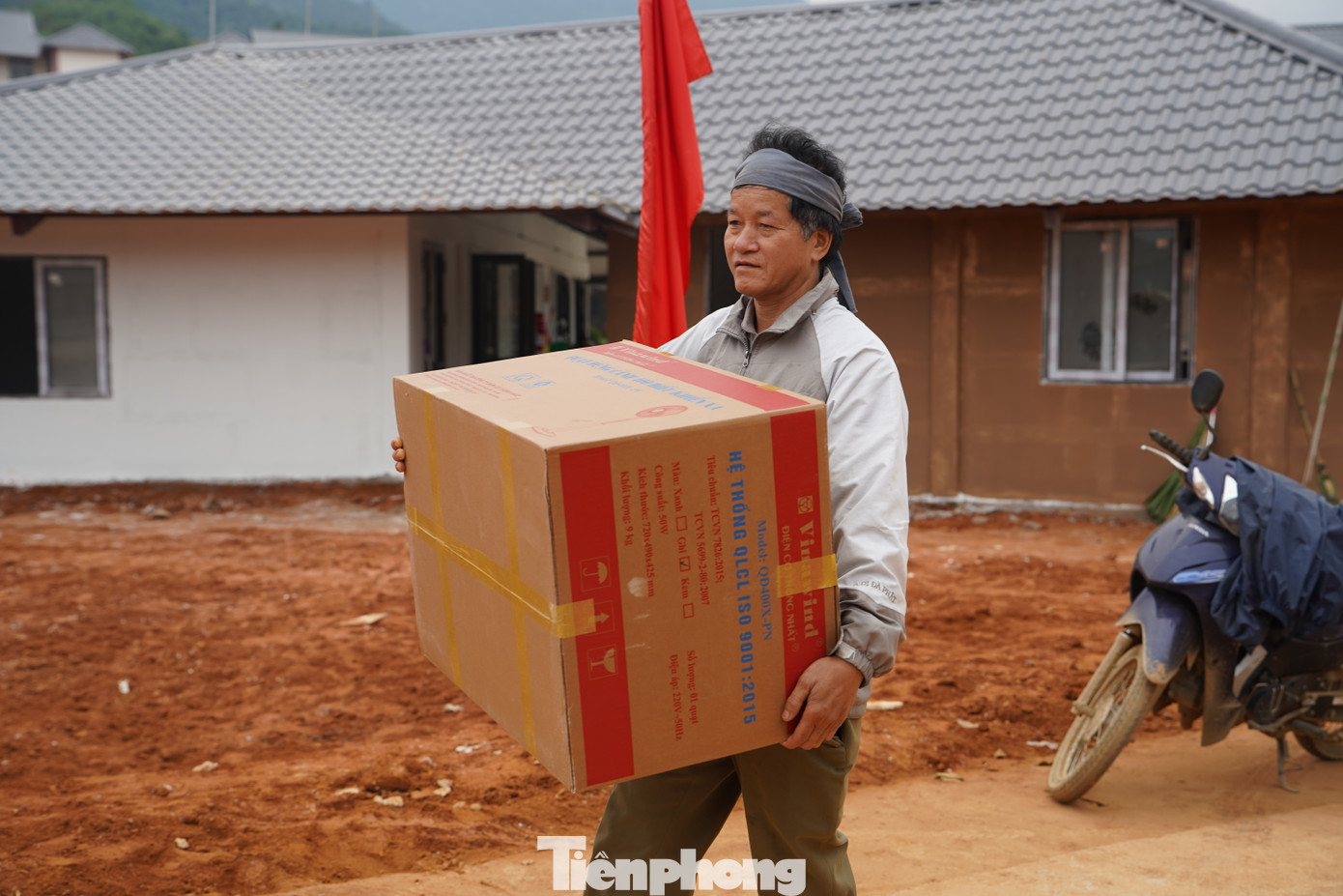 Người dân chuyển đồ, sắp xếp giường tại căn nhà mới được bàn giao.