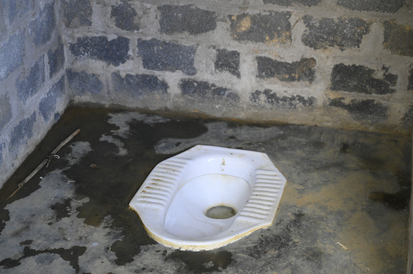 Bệ xí két bẩn, không được vệ sinh.