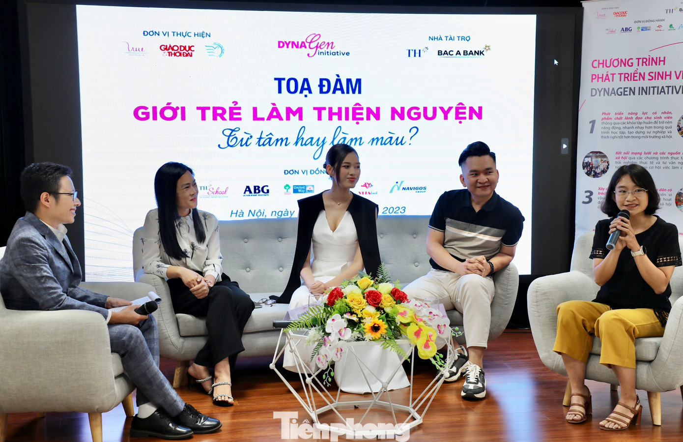 Các khách mời chia sẻ trong buổi tọa đàm.