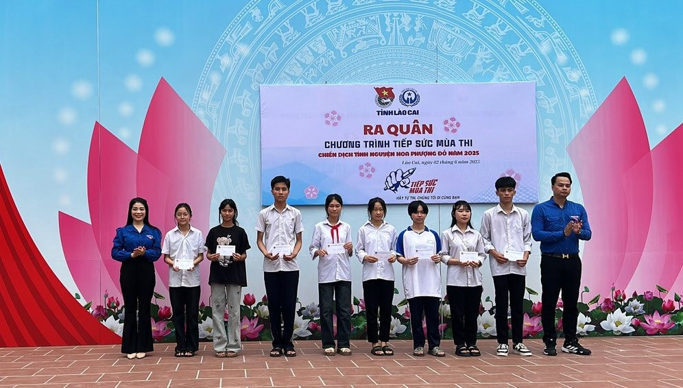 Tỉnh Đoàn Lào Cai trao học bổng cho các học sinh có hoàn cảnh khó khăn. Tỉnh Đoàn Lào Cai trao học bổng cho các học sinh có hoàn cảnh khó khăn.