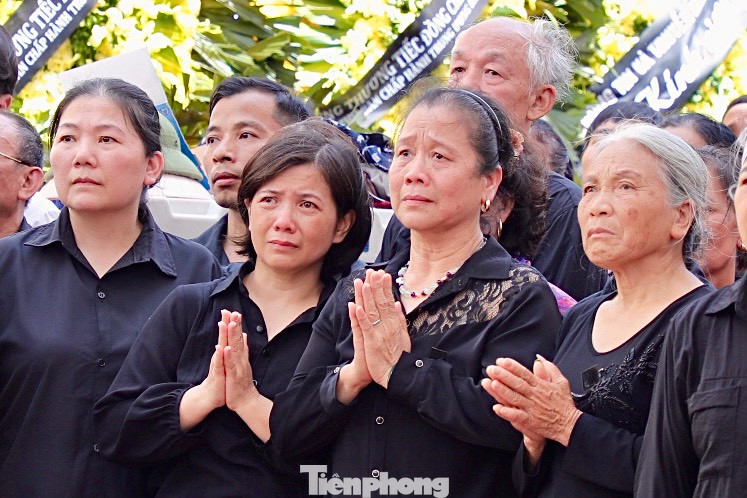 Người dân tại thôn Lại Đà, quê hương của Tổng Bí thư Nguyễn Phú Trọng nghẹn ngào trong giờ phút tiễn biệt người con ưu tú của quê hương.