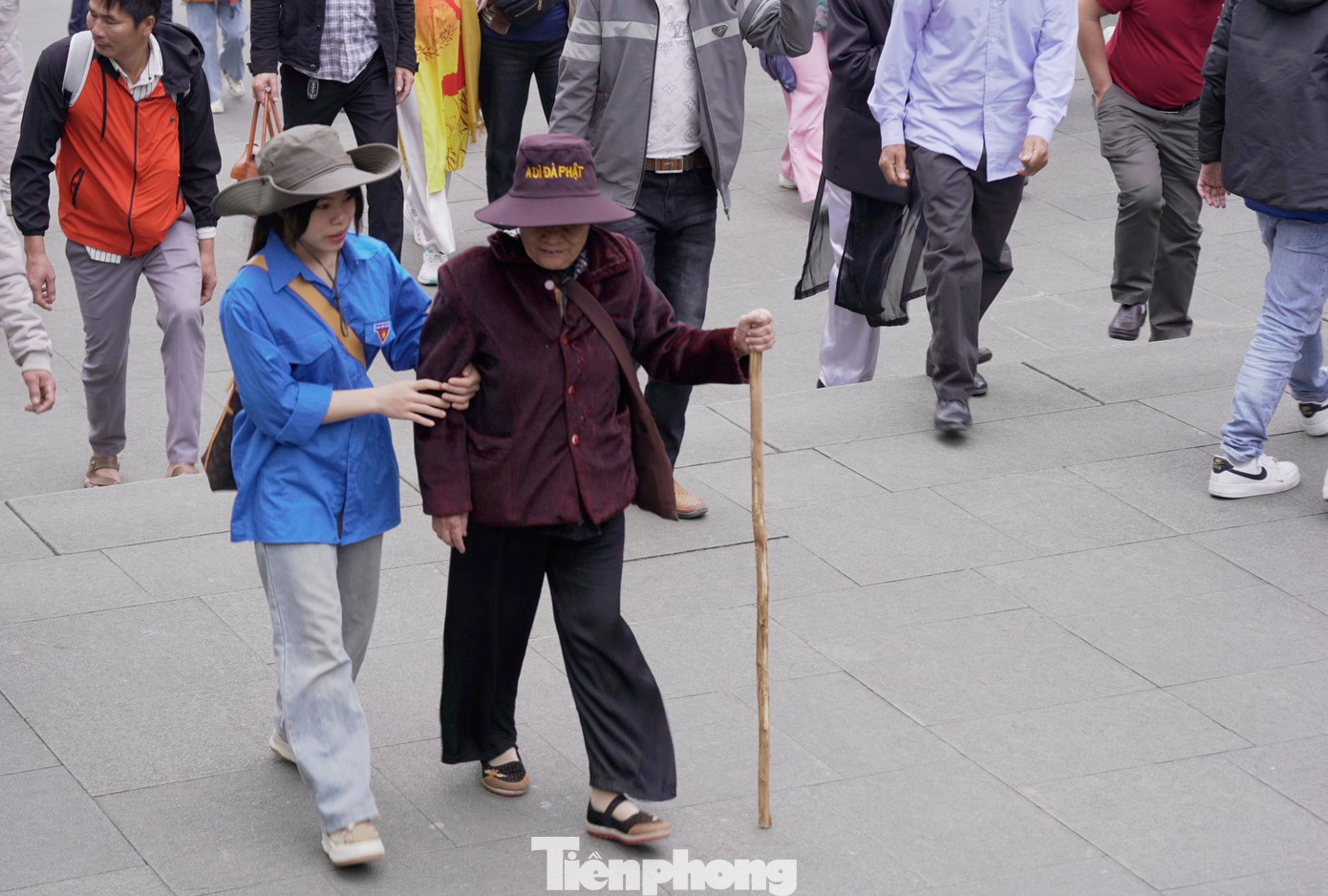 Ngay từ cổng chính dẫn lên đền Hạ với 225 bậc thang, màu áo xanh thanh niên đã hiện diện, túc trực hỗ trợ. Những du khách lớn tuổi, gặp khó khăn khi di chuyển đều được tận tình giúp đỡ.