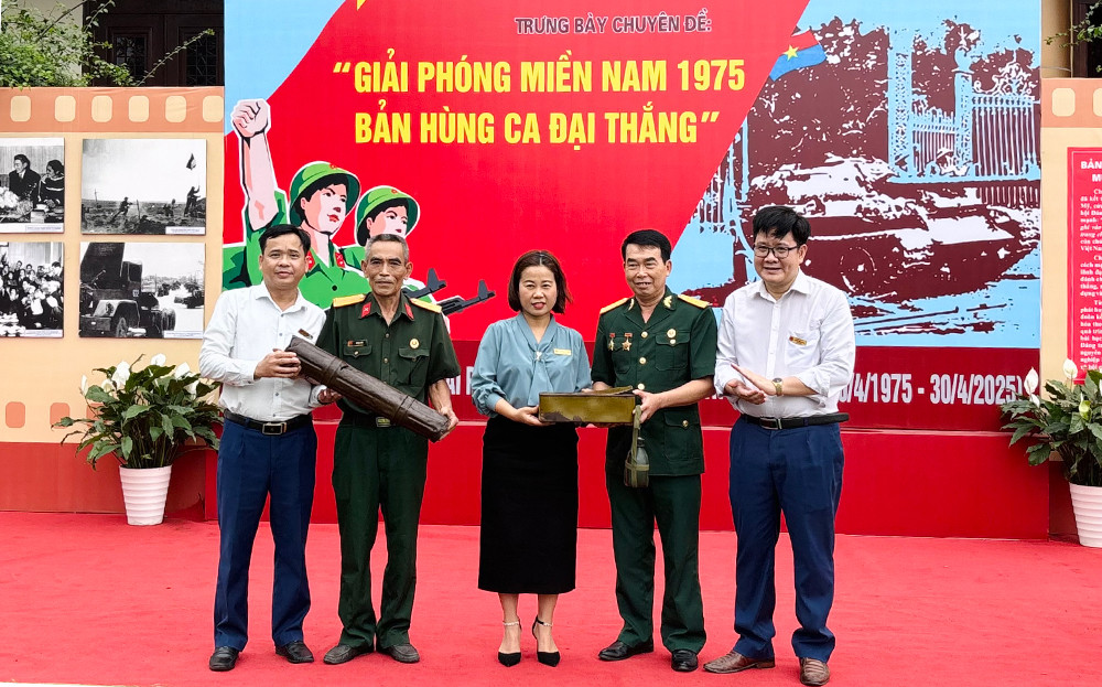 Bảo tàng tỉnh Yên Bái tiếp nhận kỷ vật chiến tranh. Ảnh: Thanh Ba.