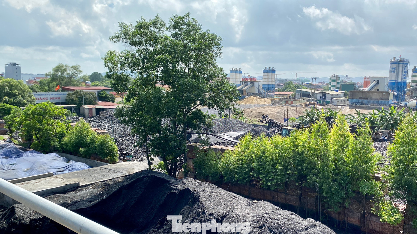 Những bãi than lớn, không phép, không che chắn và... cũng không có dấu hiệu di dời.