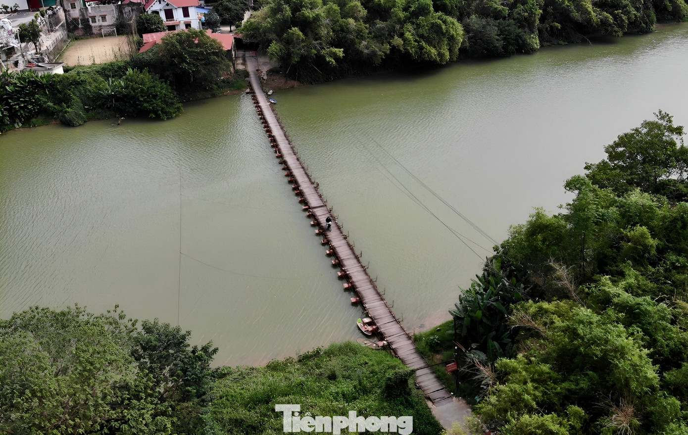 Cầu phao Ngọc Lâm dài khoảng 100m bắc qua sông Cầu nối giữa xã Linh Sơn và phường Túc Duyên. Cầu phao Ngọc Lâm dài khoảng 100m bắc qua sông Cầu nối giữa xã Linh Sơn và phường Túc Duyên.