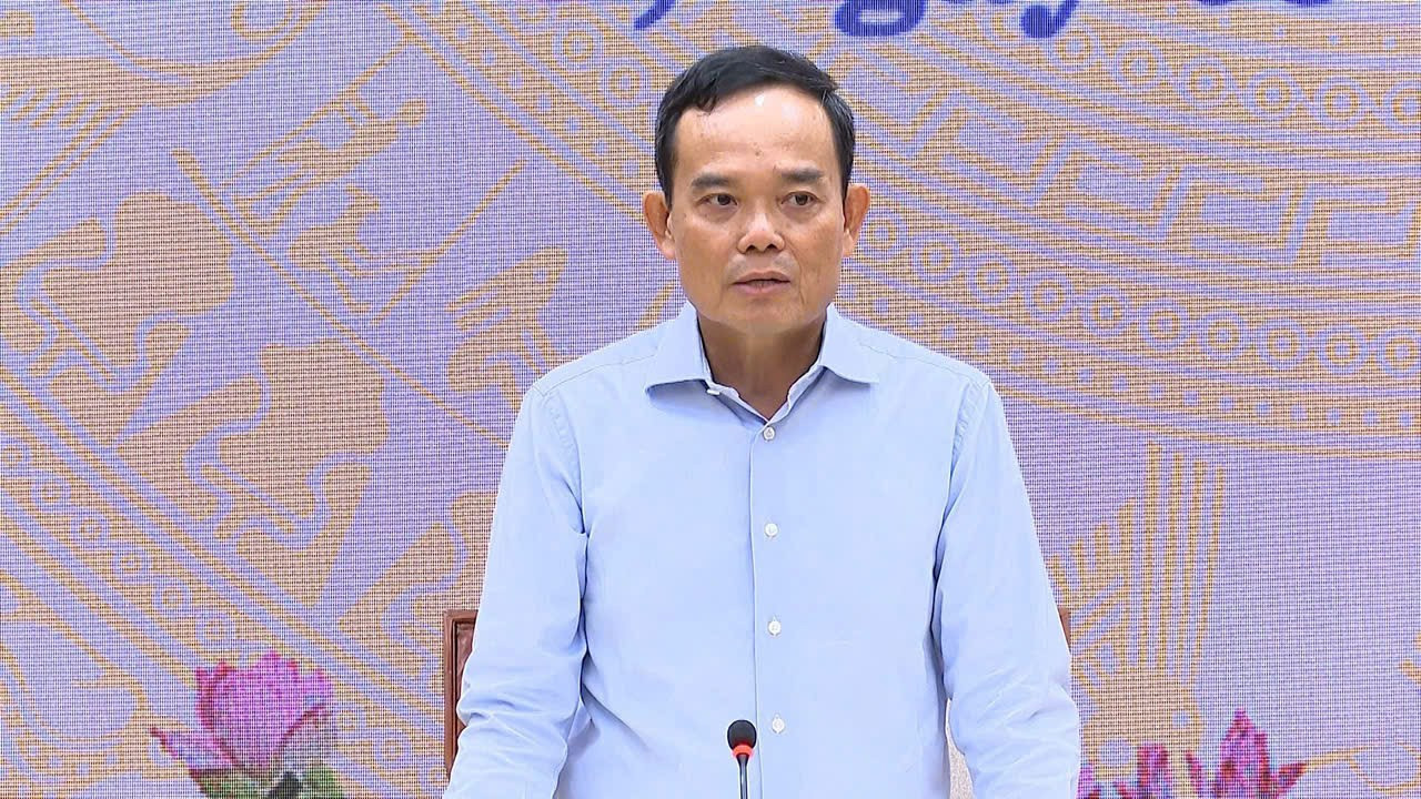 Ông Trần Lưu Quang - Bí thư Trung ương Đảng, Trưởng ban Chính sách, chiến lược Trung ương, Trưởng đoàn công tác của Bộ Chính trị, phát biểu tại buổi làm việc. Ông Trần Lưu Quang - Bí thư Trung ương Đảng, Trưởng ban Chính sách, chiến lược Trung ương, Trưởng đoàn công tác của Bộ Chính trị, phát biểu tại buổi làm việc.