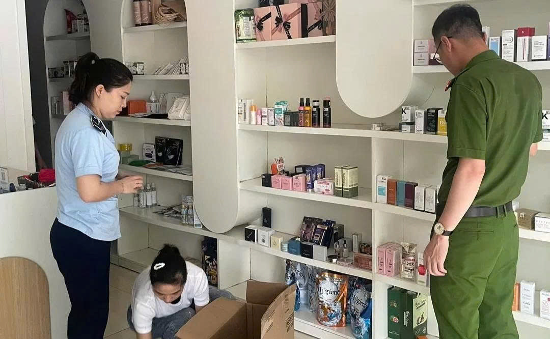 Lực lượng chức năng kiểm tra cơ sở bán mỹ phẩm. Ảnh: Công an tỉnh Tuyên Quang.