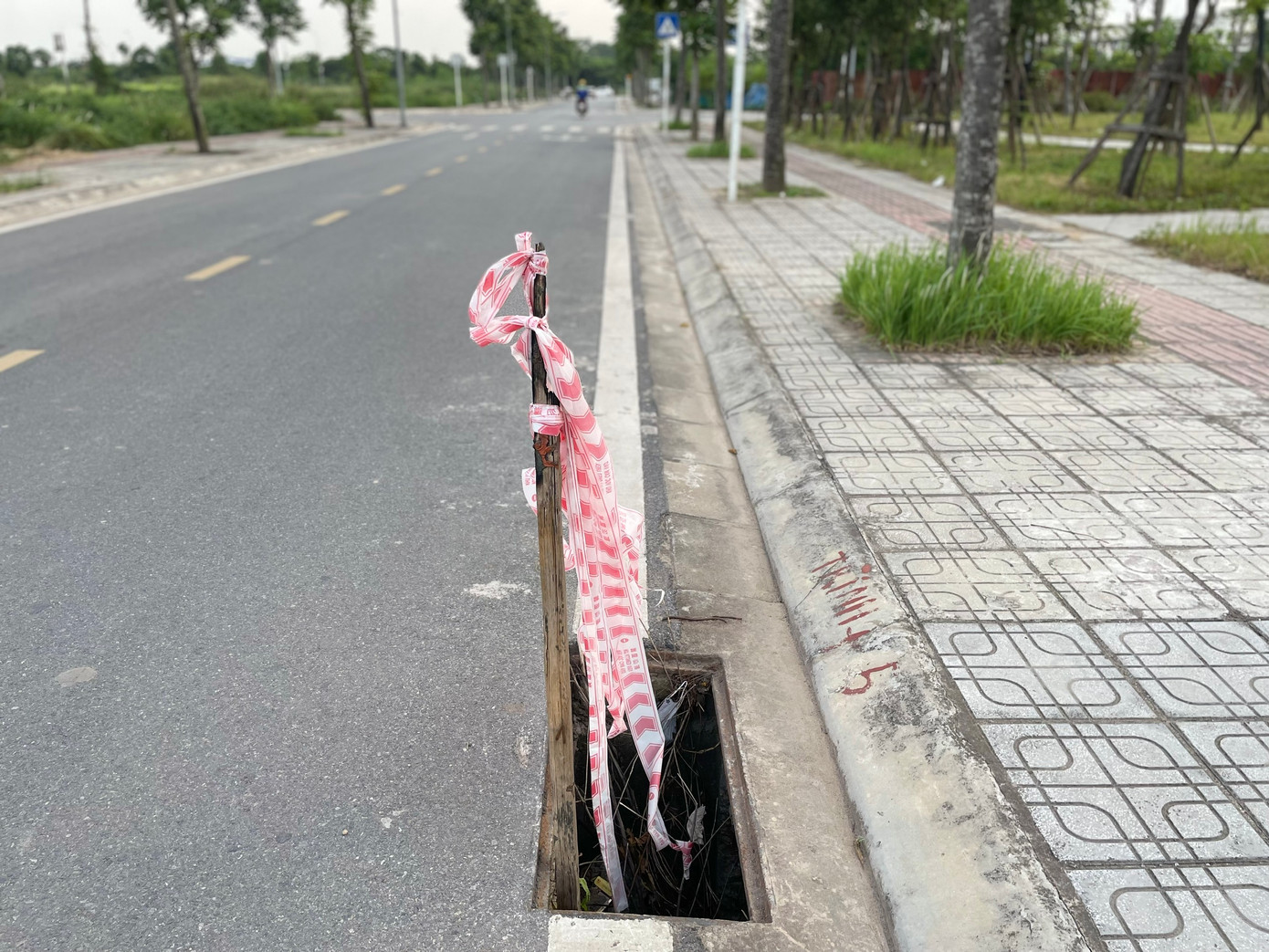 Ở một số vị trí, vì sợ người đi đường lọt hố, ai đó đã cắm que củi để thông báo.