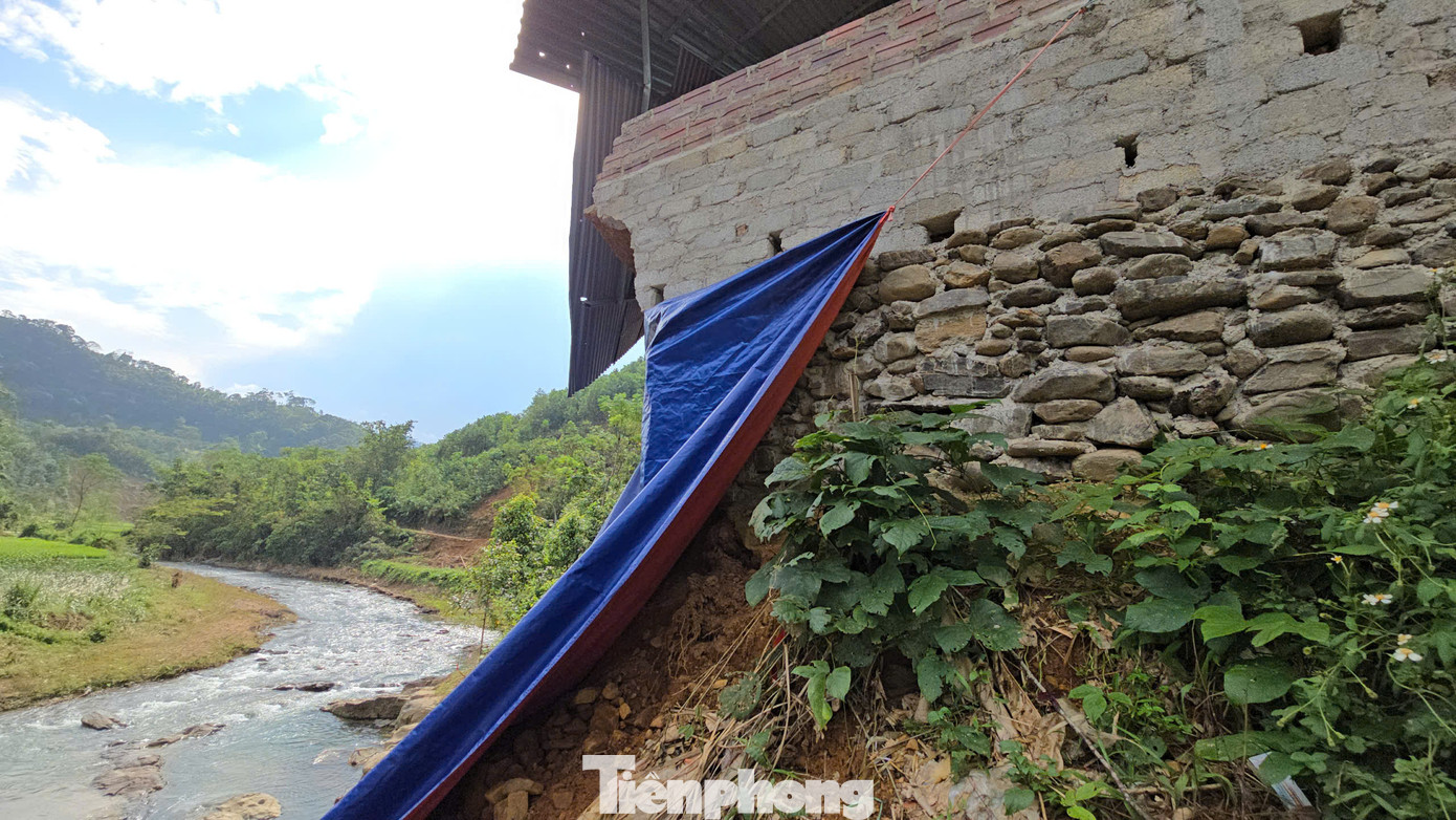 Tại xã Đôn Phong, đoàn thăm gia đình chị Bàn Thị Chiều. Căn nhà kiên cố năm ngoái được quân đội tài trợ xây dựng đã bị lũ trên suối Nà Pán kéo đi một góc, phần còn lại của ngôi nhà bị nghiêng, nguy cơ sập tiếp xuống suối.