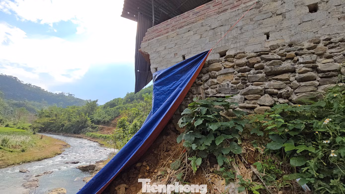 Tại xã Đôn Phong, đoàn thăm gia đình chị Bàn Thị Chiều. Căn nhà kiên cố năm ngoái được quân đội tài trợ xây dựng đã bị lũ trên suối Nà Pán kéo đi một góc, phần còn lại của ngôi nhà bị nghiêng, nguy cơ sập tiếp xuống suối.
