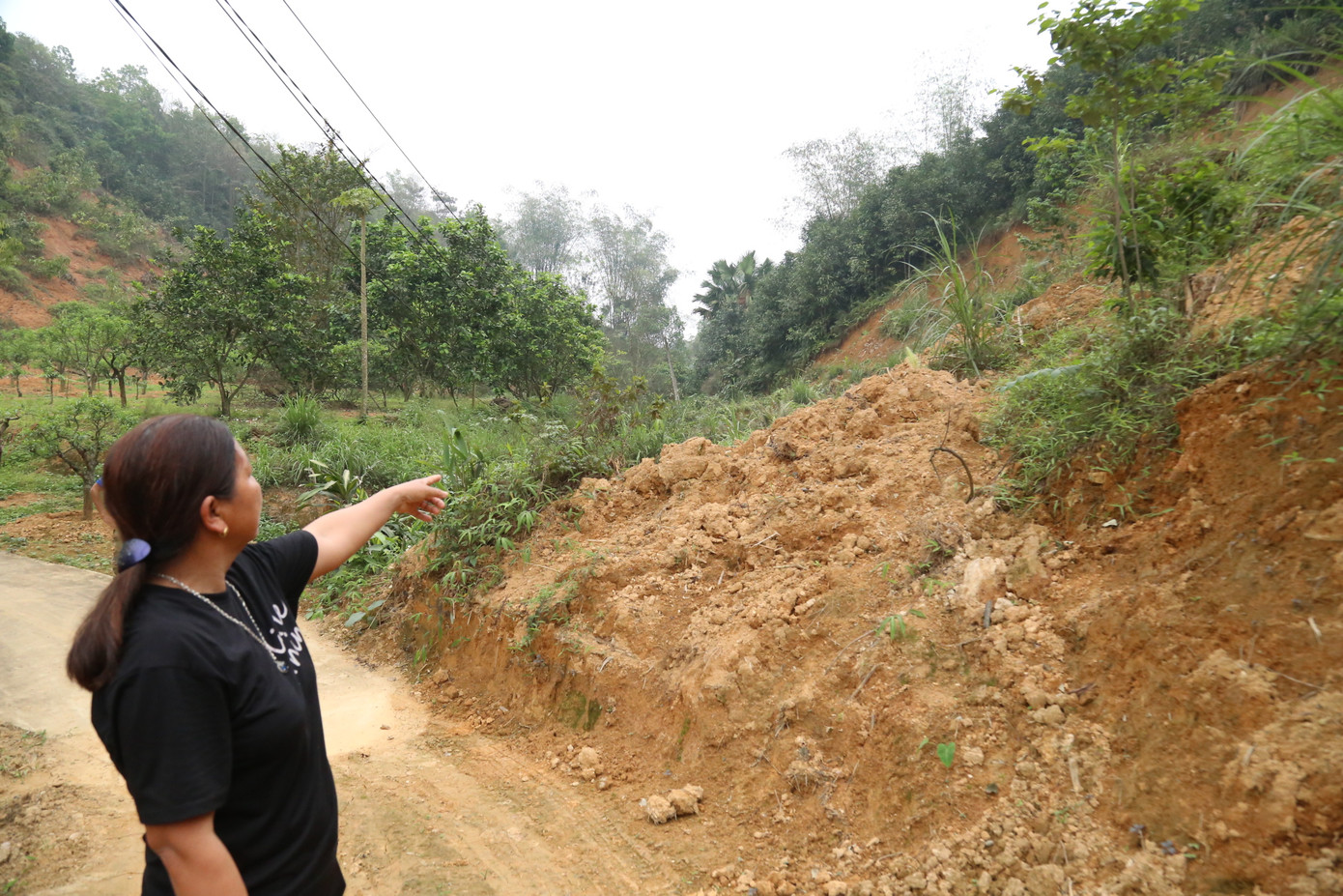 Con đường liên thôn bị vùi lấp tại thôn Bảo Yên, xã Minh Bảo, TP. Yên Bái, tỉnh Yên Bái.